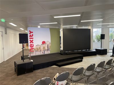 Scène équipée d'un écran LED et d'une sonorisation dans une salle d'entreprise