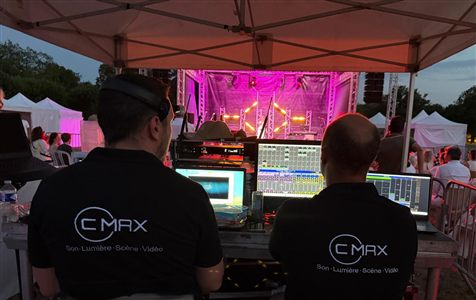 Techniciens CMAX à la régie pendant un concert en plein air